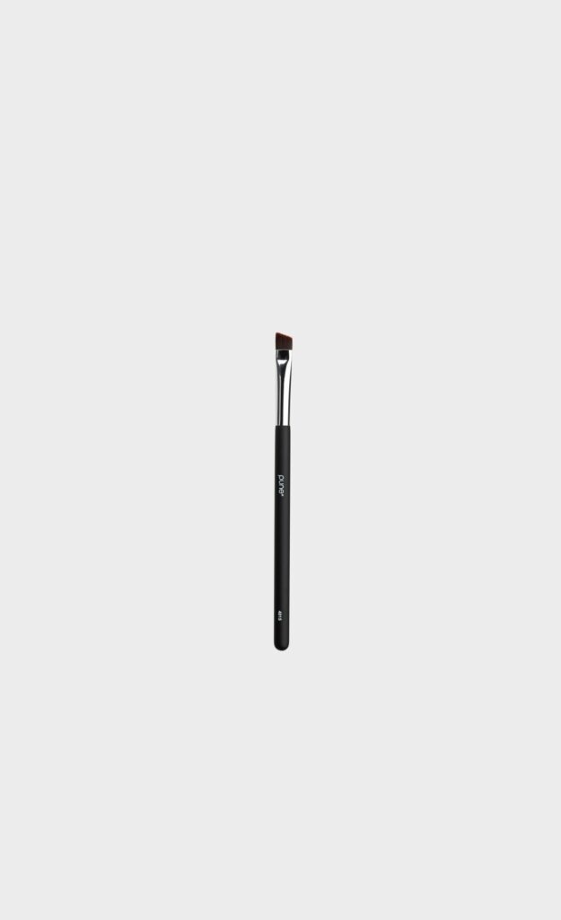 PUNE Angled Eyeshadow Brush, the hair & makeup room, haar makeup apeldoorn, make-up, visagist, visagie, apeldoorn, gelderland, webshop, pune verkooppunt, bruidsmake-up, bruidsmakeup, bruidsvisagie, bruidsvisagist, makeup, make-up workshop, Apeldoorn, Gelderland