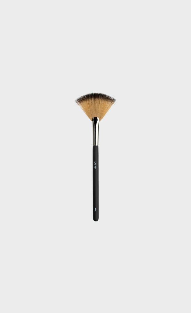 PUNE Fan Brush, the hair & makeup room, haar makeup apeldoorn, make-up, visagist, visagie, apeldoorn, gelderland, webshop, pune verkooppunt, bruidsmake-up, bruidsmakeup, bruidsvisagie, bruidsvisagist, makeup, make-up workshop, Apeldoorn, Gelderland