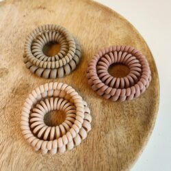 Sterke Siliconen Haarwokkels (set van 3), haaraccessoire, haaraccessoires webshop, online shop, bruidssieraden, haarsieraden bruid, haarsieraad, anisa bieze hairstyling, scrunchies, the hair & makeup room, mooie,