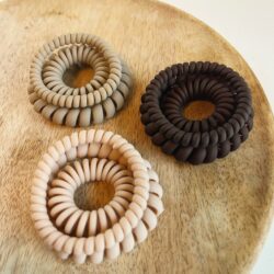 Sterke Siliconen Haarwokkels (set van 3), haaraccessoire, haaraccessoires webshop, online shop, bruidssieraden, haarsieraden bruid, haarsieraad, anisa bieze hairstyling, scrunchies, the hair & makeup room, mooie,