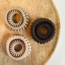 Sterke Siliconen Haarwokkels (set van 3), haaraccessoire, haaraccessoires webshop, online shop, bruidssieraden, haarsieraden bruid, haarsieraad, anisa bieze hairstyling, scrunchies, the hair & makeup room, mooie,