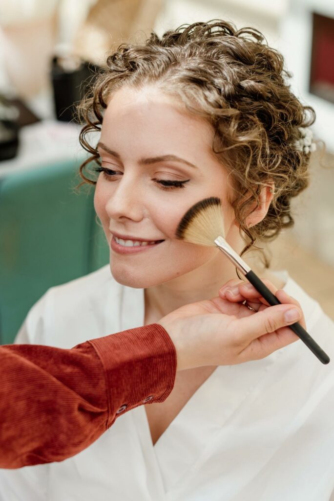 Bruiloft Apeldoorn, trouwen, visagist, aan huis, kapper, hairstylist, visagiste, make-up, maeup, trouwmakeup, trouwvisagie, bruiloftsmakeup, trouwmakeup, bruiloftsvisagie, bruiloftvisagist, thamr, the hair and makeup room, haar makeup apeldoorn, trouwen in, gezocht