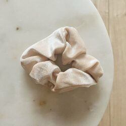 Velvet scrunchie maat M, haaraccessoire, haaraccessoires webshop, online shop, bruidssieraden, haarsieraden bruid, haarsieraad, anisa bieze hairstyling, scrunchies, the hair & makeup room, mooie,