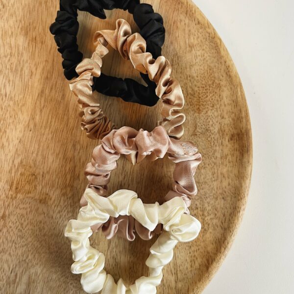 Soft Satin Scrunchies xxs, satijnen scrunchie, scrunchie klein, scrunchie voor dun haar, haaraccessoire, haaraccessoires webshop, online shop, bruidssieraden, haarsieraden bruid, haarsieraad, anisa bieze hairstyling, scrunchies, the hair & makeup room, mooie,