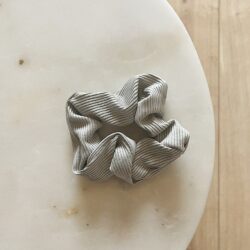 Soft Rib Scrunchies, soft rib scrunchie, geribbelde, haaraccessoire, haaraccessoires webshop, online shop, bruidssieraden, haarsieraden bruid, haarsieraad, anisa bieze hairstyling, scrunchies, the hair & makeup room, mooie,