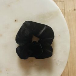 Velvet scrunchie maat M, haaraccessoire, haaraccessoires webshop, online shop, bruidssieraden, haarsieraden bruid, haarsieraad, anisa bieze hairstyling, scrunchies, the hair & makeup room, mooie,