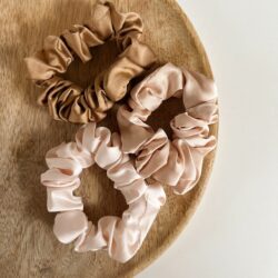 Soft Satin Scrunchies xs, satijnen scrunchie, scrunchie klein, scrunchie voor dun haar, haaraccessoire, haaraccessoires webshop, online shop, bruidssieraden, haarsieraden bruid, haarsieraad, anisa bieze hairstyling, scrunchies, the hair & makeup room, mooie,