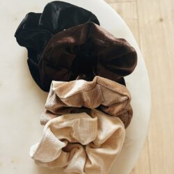 Velvet scrunchie maat M, haaraccessoire, haaraccessoires webshop, online shop, bruidssieraden, haarsieraden bruid, haarsieraad, anisa bieze hairstyling, scrunchies, the hair & makeup room, mooie,