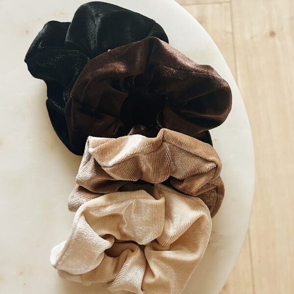 Velvet scrunchie maat M, haaraccessoire, haaraccessoires webshop, online shop, bruidssieraden, haarsieraden bruid, haarsieraad, anisa bieze hairstyling, scrunchies, the hair & makeup room, mooie,