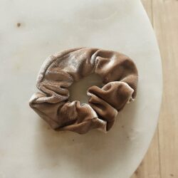Velvet scrunchie maat M, haaraccessoire, haaraccessoires webshop, online shop, bruidssieraden, haarsieraden bruid, haarsieraad, anisa bieze hairstyling, scrunchies, the hair & makeup room, mooie,