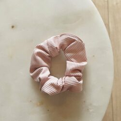 Soft Rib Scrunchies, soft rib scrunchie, geribbelde, haaraccessoire, haaraccessoires webshop, online shop, bruidssieraden, haarsieraden bruid, haarsieraad, anisa bieze hairstyling, scrunchies, the hair & makeup room, mooie,