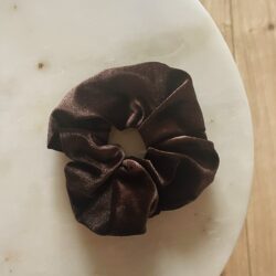 Velvet scrunchie maat M, haaraccessoire, haaraccessoires webshop, online shop, bruidssieraden, haarsieraden bruid, haarsieraad, anisa bieze hairstyling, scrunchies, the hair & makeup room, mooie,