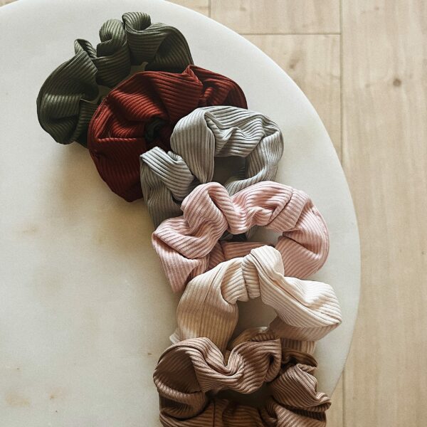 Soft Rib Scrunchies, soft rib scrunchie, geribbelde, haaraccessoire, haaraccessoires webshop, online shop, bruidssieraden, haarsieraden bruid, haarsieraad, anisa bieze hairstyling, scrunchies, the hair & makeup room, mooie,