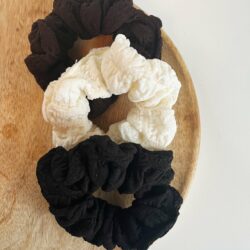 Scrunchie Claude S, haaraccessoire, haaraccessoires webshop, online shop, bruidssieraden, haarsieraden bruid, haarsieraad, anisa bieze hairstyling, scrunchies, the hair & makeup room, mooie,