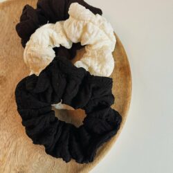 Scrunchie Claude S, haaraccessoire, haaraccessoires webshop, online shop, bruidssieraden, haarsieraden bruid, haarsieraad, anisa bieze hairstyling, scrunchies, the hair & makeup room, mooie,