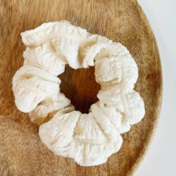 Scrunchie Claude S, haaraccessoire, haaraccessoires webshop, online shop, bruidssieraden, haarsieraden bruid, haarsieraad, anisa bieze hairstyling, scrunchies, the hair & makeup room, mooie,