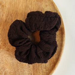 Scrunchie Claude S, haaraccessoire, haaraccessoires webshop, online shop, bruidssieraden, haarsieraden bruid, haarsieraad, anisa bieze hairstyling, scrunchies, the hair & makeup room, mooie,