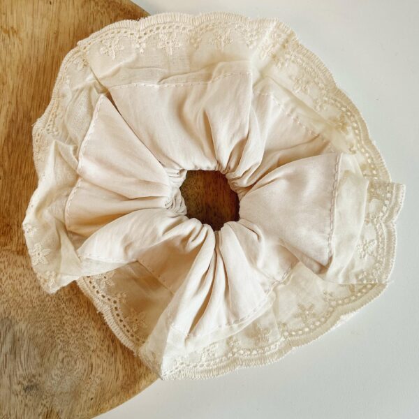 Scrunchie Lacey XL, haaraccessoire, haaraccessoires webshop, online shop, bruidssieraden, haarsieraden bruid, haarsieraad, anisa bieze hairstyling, scrunchies, the hair & makeup room, mooie,