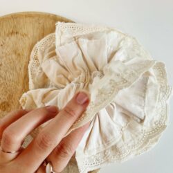 Scrunchie Lacey XL, haaraccessoire, haaraccessoires webshop, online shop, bruidssieraden, haarsieraden bruid, haarsieraad, anisa bieze hairstyling, scrunchies, the hair & makeup room, mooie,