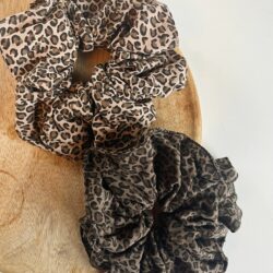 Scrunchie Roary, Luipaard scrunchie, zwart scrunchie luipaard print, haaraccessoire, haaraccessoires webshop, online shop, bruidssieraden, haarsieraden bruid, haarsieraad, anisa bieze hairstyling, scrunchies, the hair & makeup room, mooie,