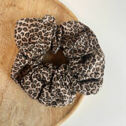 Scrunchie Roary, Luipaard scrunchie, zwart scrunchie luipaard print, haaraccessoire, haaraccessoires webshop, online shop, bruidssieraden, haarsieraden bruid, haarsieraad, anisa bieze hairstyling, scrunchies, the hair & makeup room, mooie,