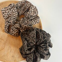 Scrunchie Roary, Luipaard scrunchie, zwart scrunchie luipaard print, haaraccessoire, haaraccessoires webshop, online shop, bruidssieraden, haarsieraden bruid, haarsieraad, anisa bieze hairstyling, scrunchies, the hair & makeup room, mooie,