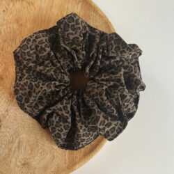 Scrunchie Roary, Luipaard scrunchie, zwart scrunchie luipaard print, haaraccessoire, haaraccessoires webshop, online shop, bruidssieraden, haarsieraden bruid, haarsieraad, anisa bieze hairstyling, scrunchies, the hair & makeup room, mooie,