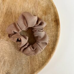 Soft Rib Scrunchies, soft rib scrunchie, geribbelde, haaraccessoire, haaraccessoires webshop, online shop, bruidssieraden, haarsieraden bruid, haarsieraad, anisa bieze hairstyling, scrunchies, the hair & makeup room, mooie,