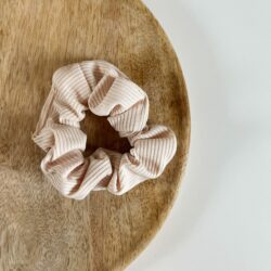 Soft Rib Scrunchies, soft rib scrunchie, geribbelde, haaraccessoire, haaraccessoires webshop, online shop, bruidssieraden, haarsieraden bruid, haarsieraad, anisa bieze hairstyling, scrunchies, the hair & makeup room, mooie,