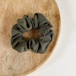 Soft Rib Scrunchies, soft rib scrunchie, geribbelde, haaraccessoire, haaraccessoires webshop, online shop, bruidssieraden, haarsieraden bruid, haarsieraad, anisa bieze hairstyling, scrunchies, the hair & makeup room, mooie,