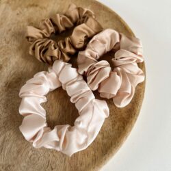 Soft Satin Scrunchies xs, satijnen scrunchie, scrunchie klein, scrunchie voor dun haar, haaraccessoire, haaraccessoires webshop, online shop, bruidssieraden, haarsieraden bruid, haarsieraad, anisa bieze hairstyling, scrunchies, the hair & makeup room, mooie,