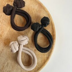 Knoopelastiek Emma), haaraccessoire, haaraccessoires webshop, online shop, bruidssieraden, haarsieraden bruid, haarsieraad, anisa bieze hairstyling, scrunchies, the hair & makeup room, mooie,