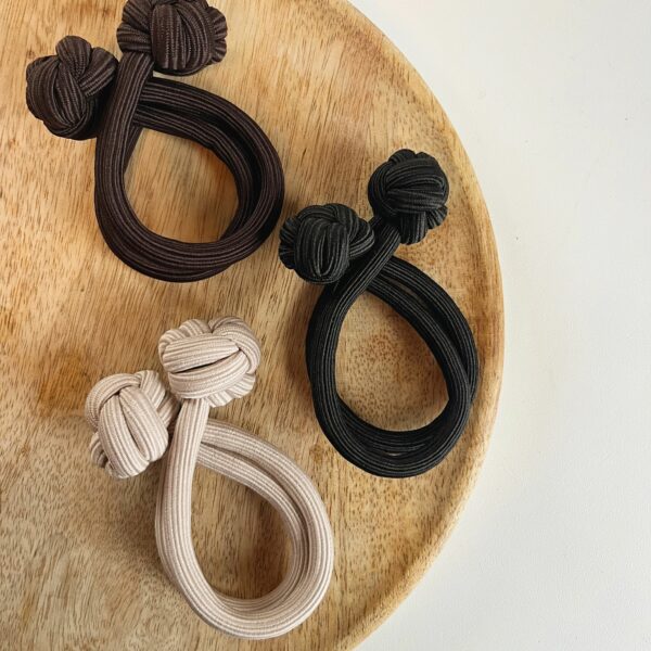 Knoopelastiek Emma), haaraccessoire, haaraccessoires webshop, online shop, bruidssieraden, haarsieraden bruid, haarsieraad, anisa bieze hairstyling, scrunchies, the hair & makeup room, mooie,