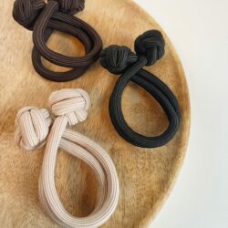 Knoopelastiek Emma), haaraccessoire, haaraccessoires webshop, online shop, bruidssieraden, haarsieraden bruid, haarsieraad, anisa bieze hairstyling, scrunchies, the hair & makeup room, mooie,