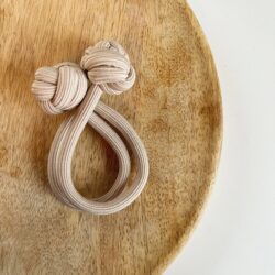 Knoopelastiek Emma), haaraccessoire, haaraccessoires webshop, online shop, bruidssieraden, haarsieraden bruid, haarsieraad, anisa bieze hairstyling, scrunchies, the hair & makeup room, mooie,