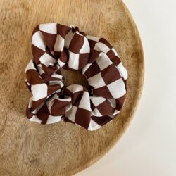 Scrunchie Jess, haaraccessoire, haaraccessoires webshop, online shop, bruidssieraden, haarsieraden bruid, haarsieraad, anisa bieze hairstyling, scrunchies, the hair & makeup room, mooie,