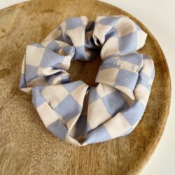 Scrunchie Jess, haaraccessoire, haaraccessoires webshop, online shop, bruidssieraden, haarsieraden bruid, haarsieraad, anisa bieze hairstyling, scrunchies, the hair & makeup room, mooie,