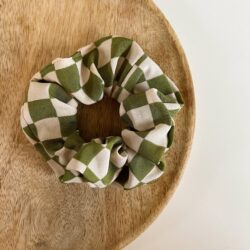 Scrunchie Jess, haaraccessoire, haaraccessoires webshop, online shop, bruidssieraden, haarsieraden bruid, haarsieraad, anisa bieze hairstyling, scrunchies, the hair & makeup room, mooie,