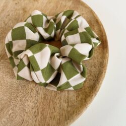Scrunchie Jess, haaraccessoire, haaraccessoires webshop, online shop, bruidssieraden, haarsieraden bruid, haarsieraad, anisa bieze hairstyling, scrunchies, the hair & makeup room, mooie,