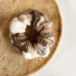 Srunchie Winter Wool, haaraccessoire, haaraccessoires webshop, online shop, bruidssieraden, haarsieraden bruid, haarsieraad, anisa bieze hairstyling, scrunchies, the hair & makeup room, mooie,