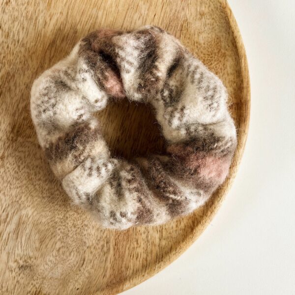Srunchie Winter Wool, haaraccessoire, haaraccessoires webshop, online shop, bruidssieraden, haarsieraden bruid, haarsieraad, anisa bieze hairstyling, scrunchies, the hair & makeup room, mooie,