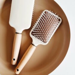 Haarborstel Woood, borstel haren, haarbrush dik haar, houten haarborstel, haaraccessoire, haaraccessoires webshop, online shop, bruidssieraden, haarsieraden bruid, haarsieraad, anisa bieze hairstyling, scrunchies, the hair & makeup room, mooie,