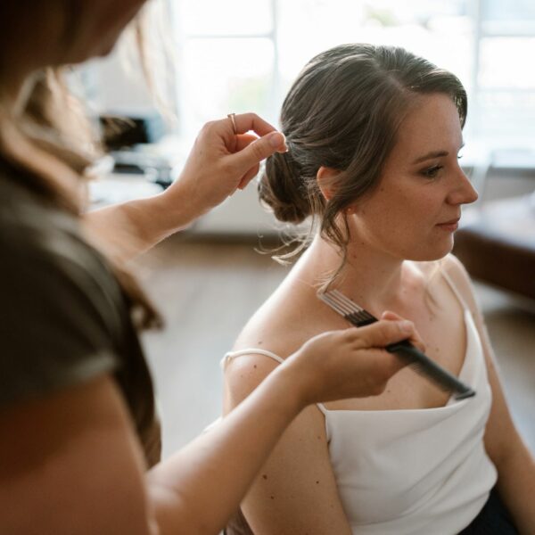 bruidskapper gelderland, low updo met twists, bruidskapsel