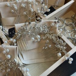 haarsieraad met steentjes en parels, haarsieraden bruiloft, bruid, webshop haar accessoires, bruidssieraden, online kopen, shop, shoppen