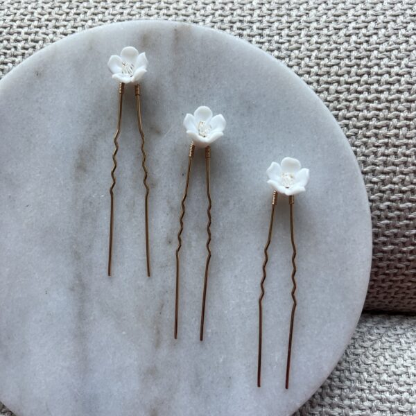 Haarsieraad witte bloemen, haarsieraden bruiloft, bruid, webshop haar accessoires, bruidssieraden, online kopen, shop, shoppen