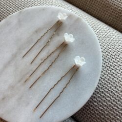 Haarsieraad witte bloemen, haarsieraden bruiloft, bruid, webshop haar accessoires, bruidssieraden, online kopen, shop, shoppen