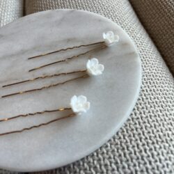 Haarsieraad witte bloemen, haarsieraden bruiloft, bruid, webshop haar accessoires, bruidssieraden, online kopen, shop, shoppen
