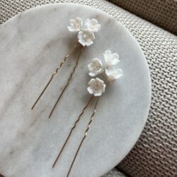 Haarsieraad witte bloemen, haarsieraden bruiloft, bruid, webshop haar accessoires, bruidssieraden, online kopen, shop, shoppen