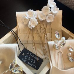 Haarsieraad witte bloemen, haarsieraden bruiloft, bruid, webshop haar accessoires, bruidssieraden, online kopen, shop, shoppen