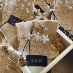 haarsieraad parelbloemen goud, haarsieraden bruiloft, bruid, webshop haar accessoires, bruidssieraden, online kopen, shop, shoppen